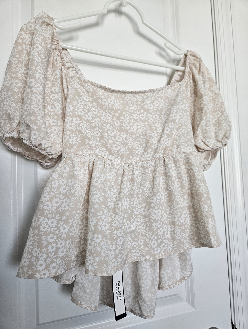 NWT Discreet NYC Cream Floral Puff-Sleeve Peplum Top Size M